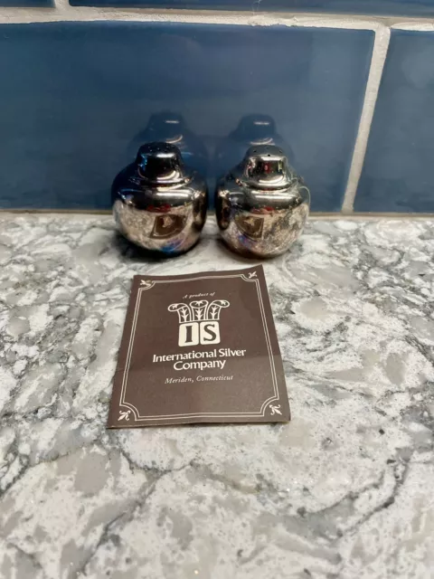 Pair of Vintage Wm Rogers Silverplate Salt Pepper Shakers in Box