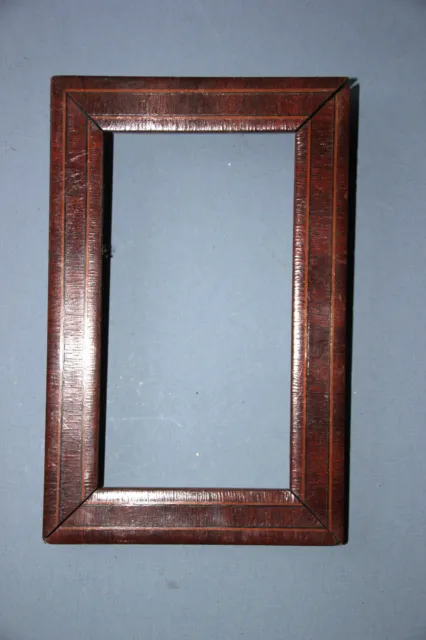 Petit cadre ancien en bois marqueté.  22 x 14 cm. Feuillure :  10 x 17.8 cm