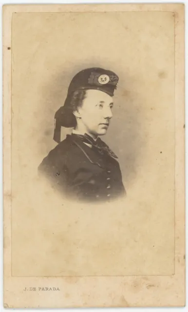 CDV circa 1865. Portrait d'une femme par De Parada à Bordeaux. Cantinière ?