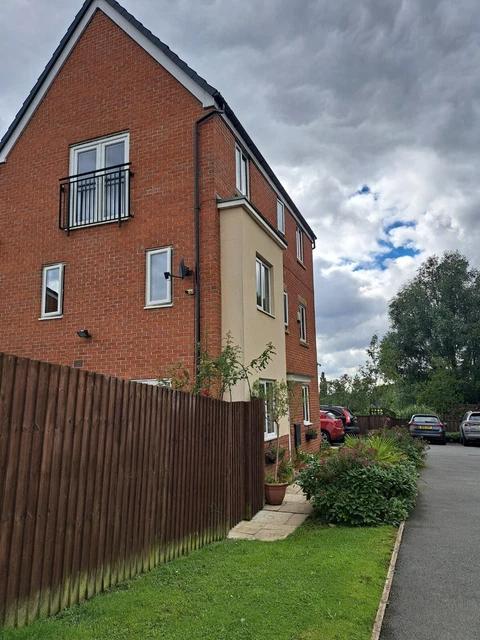 5 bedrooms  semi detached house with massive gardens 2