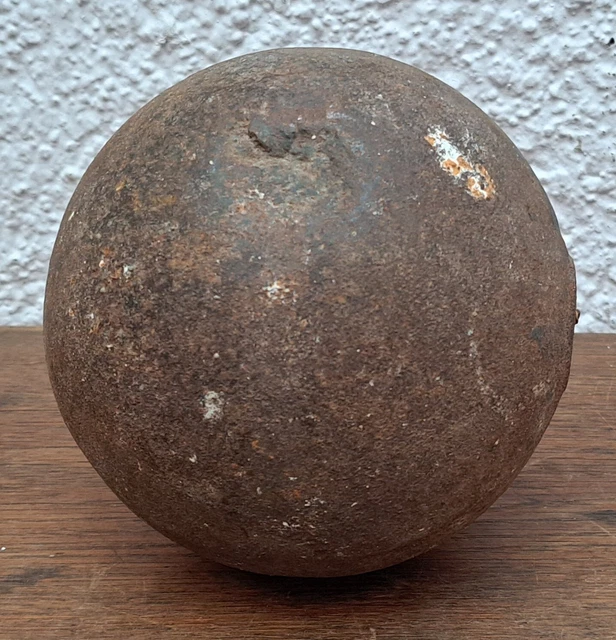 Antigua bala o bola de cañón, hierro macizo, 13 cm de diámetro
