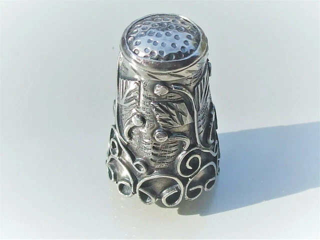 DÉ A COUDRE de collection en métal argenté base décoré , thimble