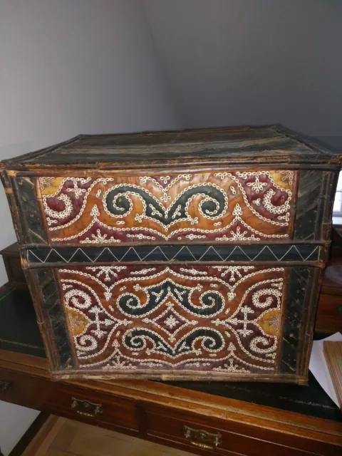 Box aus Sumba (Indonesien) mit Muschelstickereien