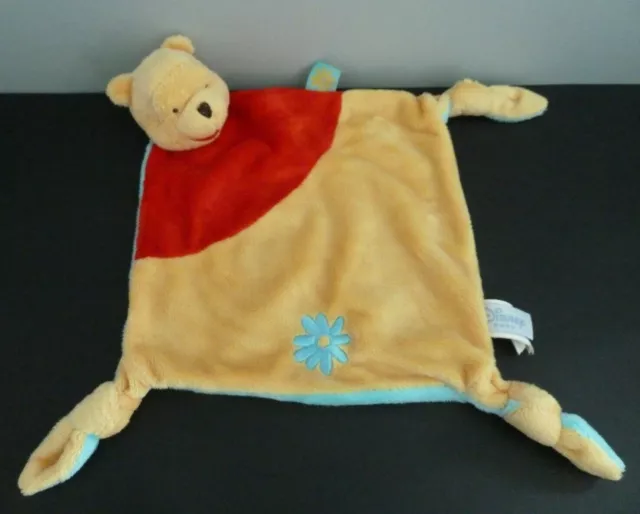 *. DOUDOU PLAT DISNEY WINNIE jaune rouge étiquette fleur bleu - NEUF *