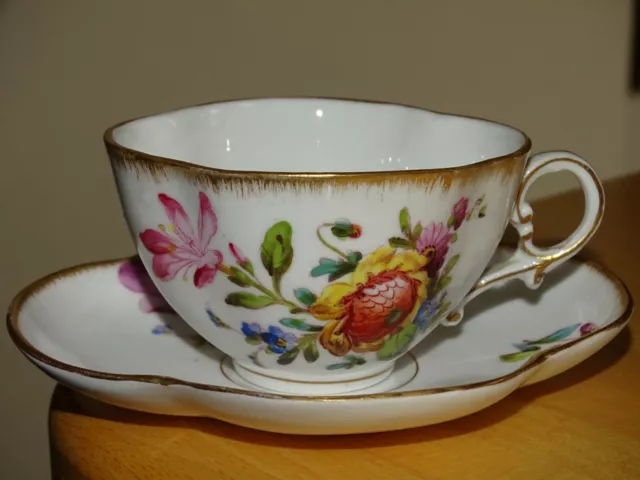 SARREGUEMINES TASSE A CAFE QUADRILOBE ART NOUVEAU PORCELAINE fleurs de saxe