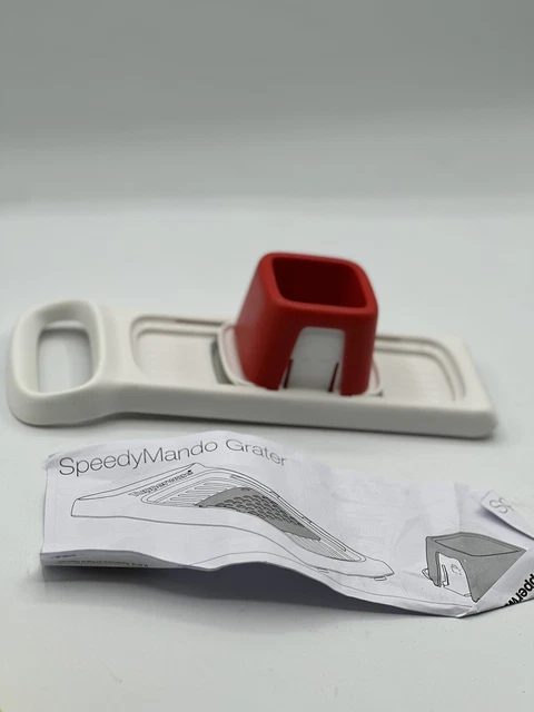 Mandoline Tupperware Mandochef Avec 2 Lames - Blanche, En Plastique. Elle Est Propre Et En Bon état, Parfaite Pour Couper Tes Légumes Facilement.