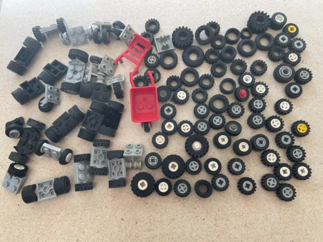 Lego: Gros lot de 100 petite roues, pneus… En tout genre et de toute époque.