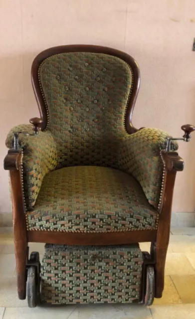 fauteuil roulant ancien en velour epoque Louis Philippe avec repose pied 