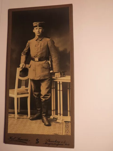 Strassburg i. E. - stehender Soldat in Uniform - Kulisse mit kleiner Kanone/ CDV
