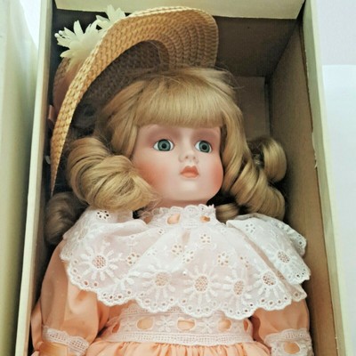 17 " Victoria Ashlea Originals Porcelain Musical Doll NIB