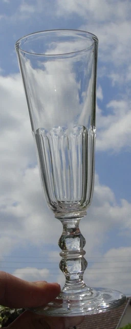 Flûte à champagne en verre taillé, modèle Médicis. XIXe s Haut. 17,3 cm
