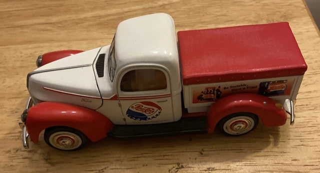 Golden Wheel Ford 1940 Pepsi Cola Truck Diecast Bank(137)