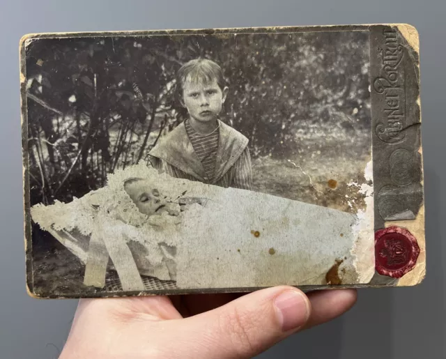 RARE 1800s Photo of 🙏🏻 Old CHILD IN FUNERAL PARLOR/POST-MORTEM Angel