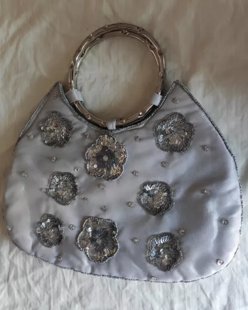 Borsa donna tessuto argento con paillettes e perline manici ad anello in metallo