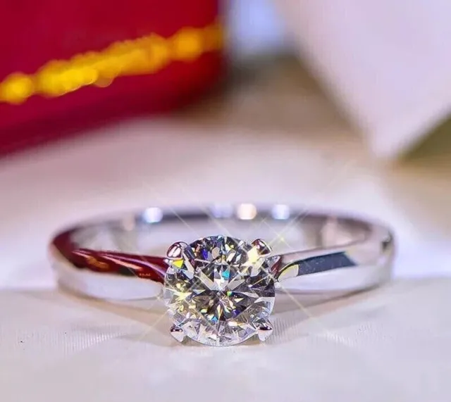 Anello di fidanzamento con diamante solitario simulato con quattro griffe...