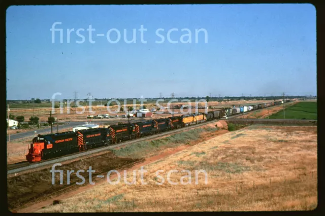 R DUPLICATE SLIDE - Western Pacific WP 3558 GP40-2 FRESH Paint Action on Frt