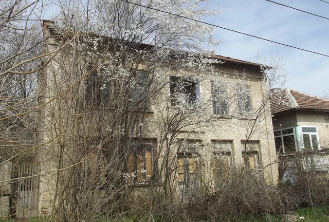 Old country house with plot of land situated in a big village near Vrasta Old country house with plot of land situated in a big village near Vrasta