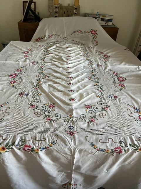 Nappe ronde brodée main - France