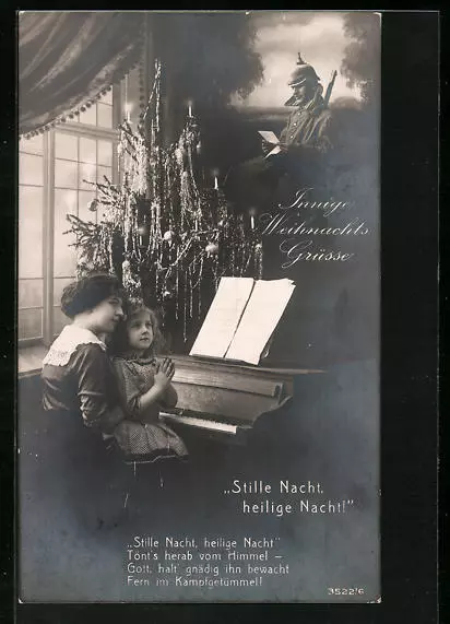 Foto-AK Stille Nacht, heilige Nacht - Junge Frau mit Mädchen am Klavier in der