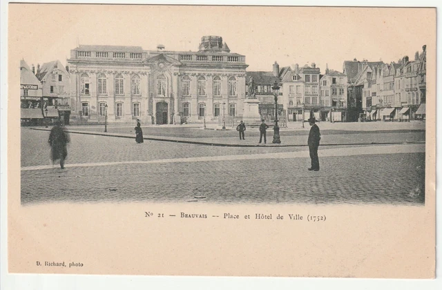 BEAUVAIS - Oise - CPA 60 - Place de l' Hotel de Ville (1752)