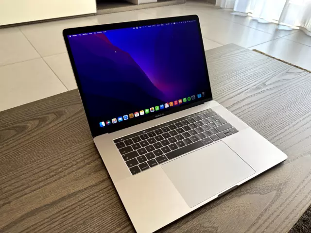 Apple MacBook Pro 15 retina 2017 - 256gb SSD - 16Gb Ram - Radeon 555 2Gb - i7 Apple MacBook Pro 15 retina 2017 - 256gb SSD - 16Gb Ram - Radeon 555 2Gb - i7