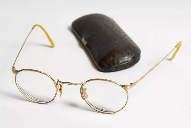 Antichi occhiali ovali dorati con astuccio. Occhiali vintage antichi placcati in oro.