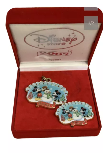 2007 Disney Store Key Chain Badge Limited Edition Member Exclusive Minnie Micky