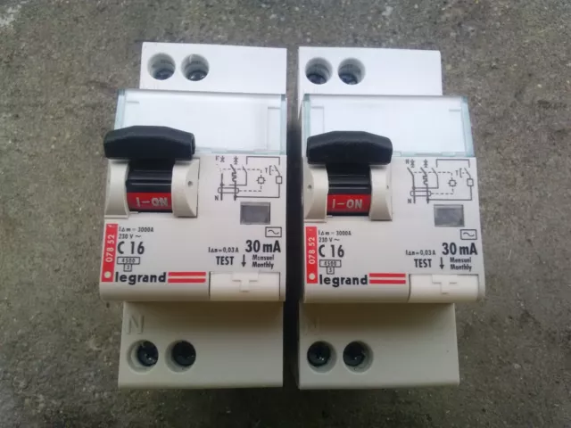 1x disjoncteur différentiel 30ma C16 amp 2 poles legrand type AC référence 07852