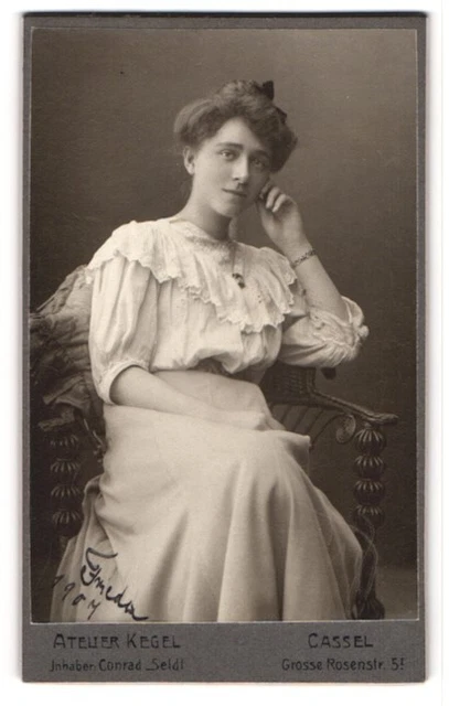 Fotografie Atelier Kegel, Cassel, Große Rosenstr. 51, Hübsche junge Dame in Rüs