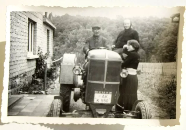 4937 Photo De 1957 Vieux Deutz Tracteur Avec Bauer Et Famille