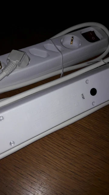 Ciabatta Elettrica 8 Prese + 4 USB - Torre Con Interruttore, Protezione Sovratensioni, Cavo 2m