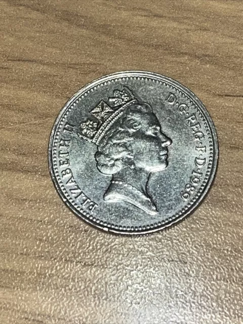 1989 - Queen Elizabeth II Large UK 5p - Five Pence Coin.