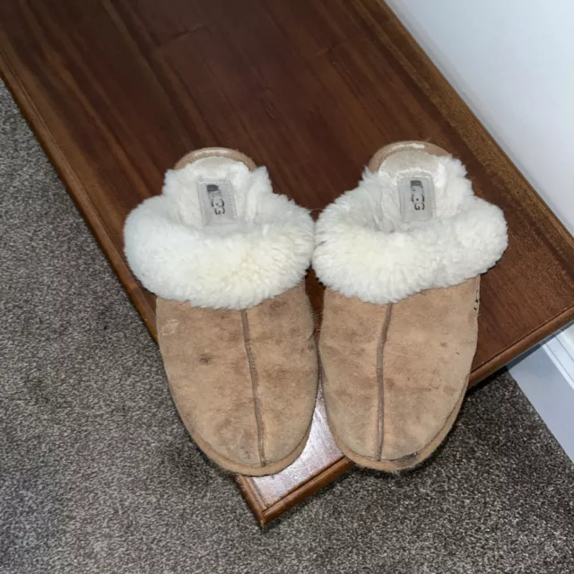 Well worn Size 6 Ugg Slippers