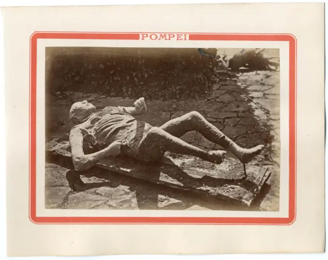 Italie, Pompéi, Pompei, éruption du Vésuve, cadavre figé  Vintage albumen print