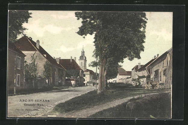 CPA Arc-et-Senans, Grande Rue, vue de la rue avec vue sur l'Église