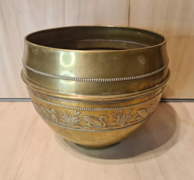 Ancien cache pot en laiton motif floral et cigne