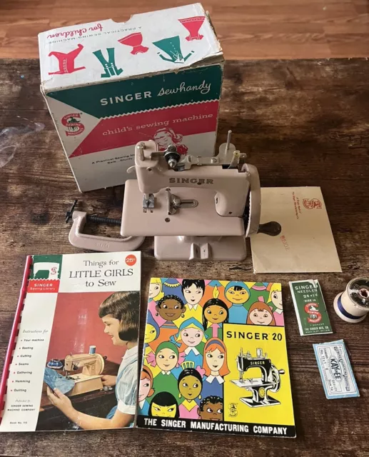 Mini máquina de coser vintage beige para niños con manivela manual cantante Sewhandy modelo 20