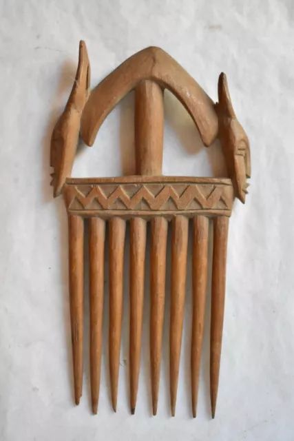 peigne bois clair sculpté africain XX ème curiosités déco