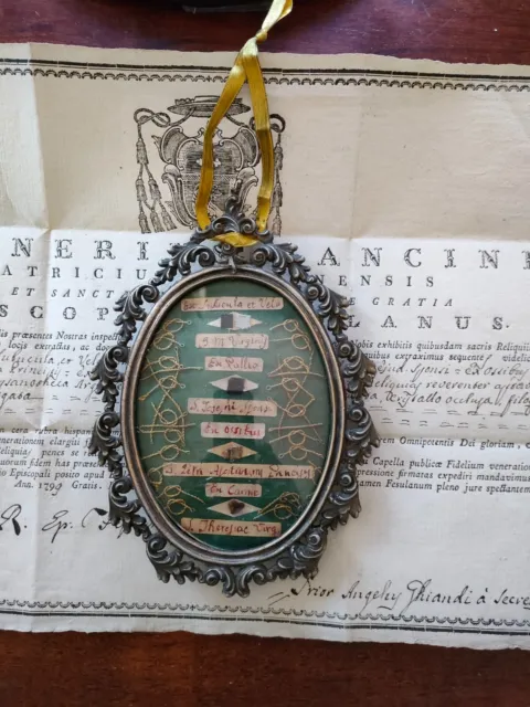 Reliquie B.m.v. + 3 Santi In Teca Metallo Ovale E Documento Del 1799