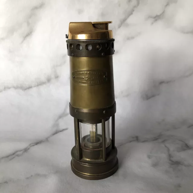 Thomas & Williams Bergbaulampe aus Messing mit Ronson-Feuerzeug Made in Wales