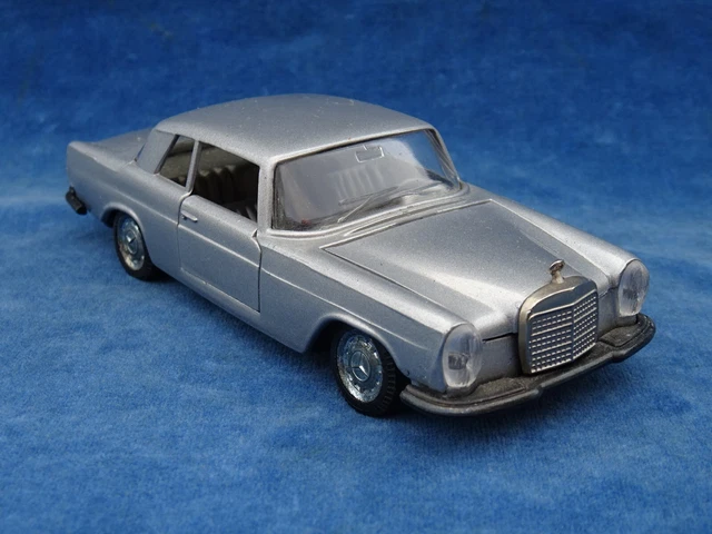 Voiture Miniature CHRYSLER 150 Bleue PILEN 1/64 - En Boîte, Modèle De Collection