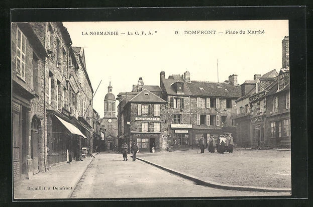 CPA Domfront, Place du Marchè