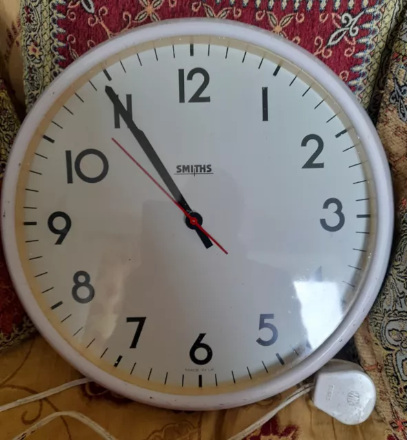 Smiths 1970's Electric Wall Clock in good condition and working order