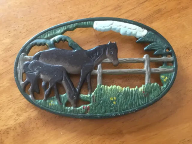 Supporto padella vintage in ghisa con cavalli 22,5 cm