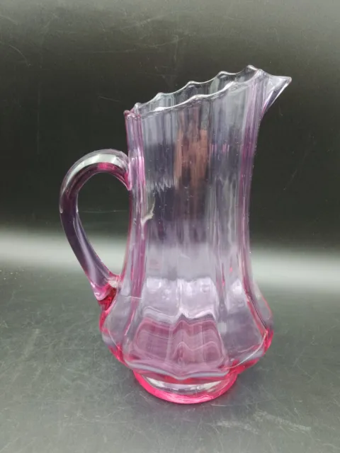 Jolie ancien Pichet en verre soufflé sur pied de couleur violet Violine