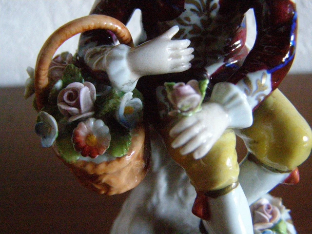 Ravissante Figurine Porcelaine Sitzendorf  Homme Assis Au Panier De Fleur 2