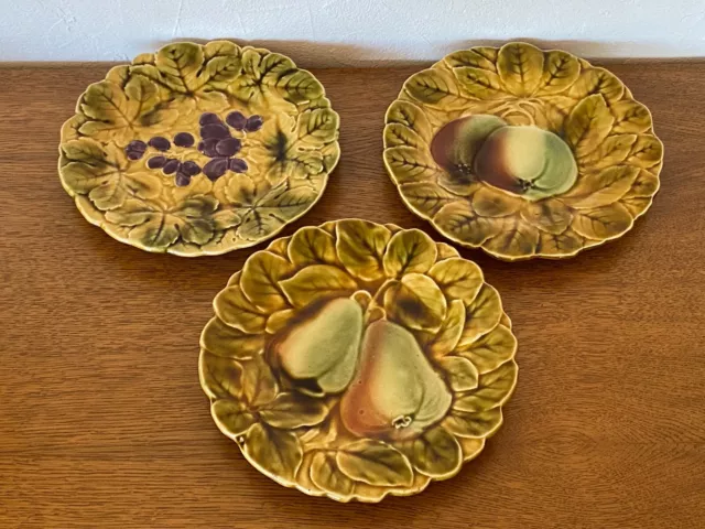 Lot 3 assiettes en barbotine Majolica décor fruits faiencerie de SARREGUEMINES