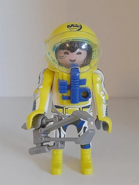 Astronaute et vaisseau spatial dans l'espace extra-atmosphérique