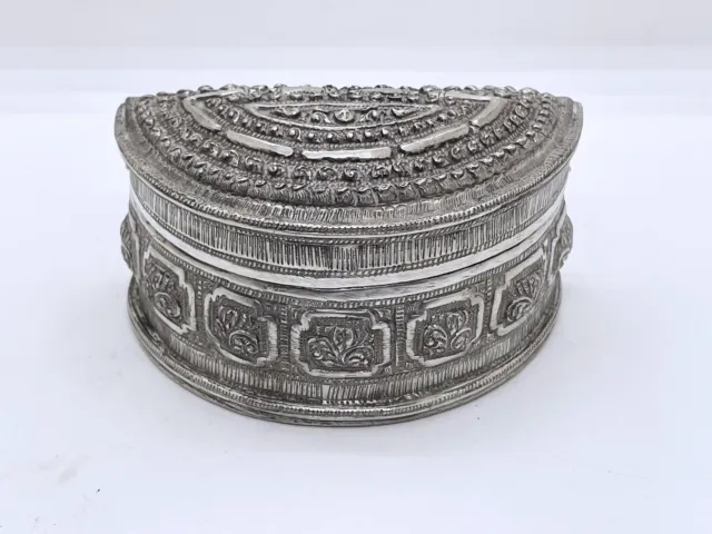 Antica scatola birmana lime betel mezzaluna Shan State Burma in argento fine XIX