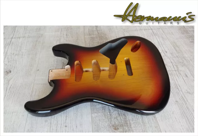 STRAT / St Real Nitro Fini Alder Body, 50s Shape, 3 Tone Sunburst, 2000g